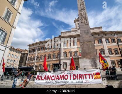 Roma, Italia. 20 Maggio 2020. Protesta a Roma, davanti alla Camera dei deputati, organizzata 50 anni dopo lo Statuto dei lavoratori dell'Unione di base USB (Unione Sindacale di base) 'solleviamo i diritti!', è scritta sulla bandiera degli organizzatori che scendono in piazza contro il nuovo patto sociale, Per la salute e la sicurezza, per i salari e il reddito garantito per tutti e per tutti, per la riduzione delle ore per gli stessi salari, per la nazionalizzazione e il benessere universale (Foto di Patrizia CORTELESSA/Pacific Press) Credit: Pacific Press Agency/Alamy Live News Foto Stock