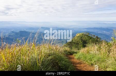 L'unità PHU Nom con paesaggio cielo di montagna di Phu Langka Parco Nazionale di Phayao Thailandia ampia a destra. L'unità PHU Langka parco nazionale Nord Phayao viaggi in Thailandia Foto Stock