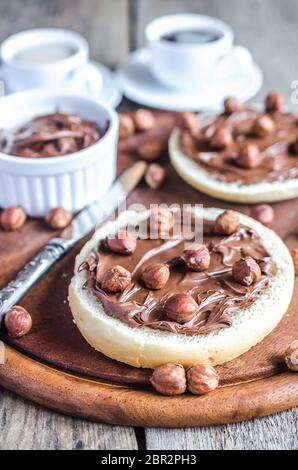 Bun fette con crema di cioccolato e noci Foto Stock