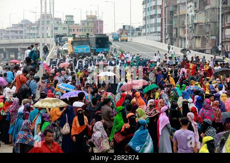 Dhaka, Bangladesh - 20 maggio 2020: I lavoratori del settore dell’abbigliamento del Bangladesh bloccano una strada mentre si riuniscono in una protesta che chiede i loro salari non pagati durante tutto il paese Foto Stock
