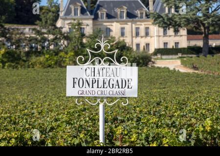 Saint Emilion, Francia - 11 Settembre 2018: Vigneto di Chateau Fonplegade - nome (letteralmente fontana di abbondanza) è stata derivata dalla storica xiii ce Foto Stock