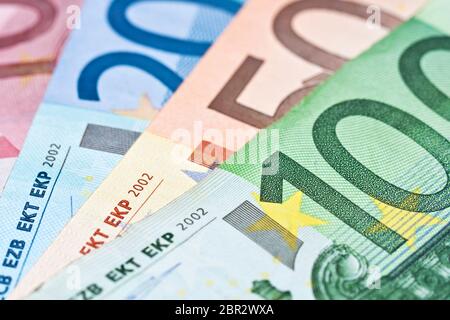 Primo piano di varie banconote in euro, colorato fondo monetario, concetto di moneta europea Foto Stock
