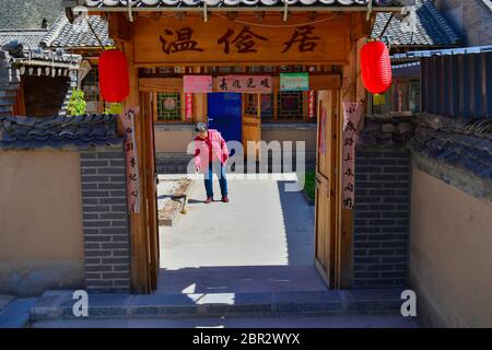 (200520) -- KELAN, 20 maggio 2020 (Xinhua) -- Villager Liu Lintao pulisce un agriturismo in Songjiagou nuovo villaggio nella contea di Kelan, nella provincia di Shanxi, 19 maggio 2020. La contea di Kelan si trova nell'area centrale dell'altopiano di Loess e delle profonde montagne di Lyuliang, con quasi la metà dei suoi villaggi che si trovano di fronte a cattive condizioni di produzione e di vita. Nel 2017 il governo locale ha attuato un piano di delocalizzazione per le famiglie povere nei villaggi remoti come passo chiave per alleviare la povertà e il nuovo villaggio di Songjiagou è diventato un sito di delocalizzazione centralizzato che ha assorbito 145 famiglie povere dal Foto Stock