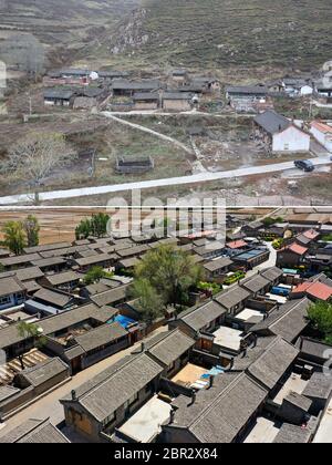 (200520) -- KELAN, 20 maggio 2020 (Xinhua) -- la foto combinata mostra le case in cui la gente viveva prima di trasferirsi (foto in archivio, in alto) e una vista aerea del nuovo villaggio di Songjiagou nella contea di Kelan, nella provincia di Shanxi della Cina del nord (foto scattata da Cao Yang il 19 maggio 2020). La contea di Kelan si trova nell'area centrale dell'altopiano di Loess e delle profonde montagne di Lyuliang, con quasi la metà dei suoi villaggi che si trovano di fronte a cattive condizioni di produzione e di vita. Nel 2017 il governo locale ha attuato un piano di delocalizzazione per le famiglie povere in villaggi remoti come un passo chiave per alleviare la povertà e Songjiagou nuovo VI Foto Stock