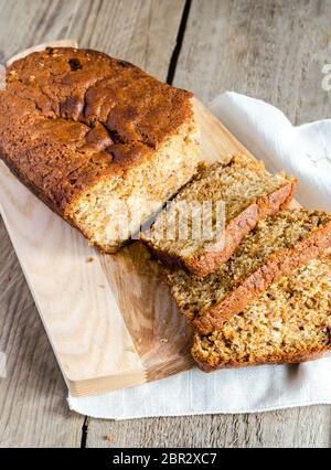 Filone di pane alla banana con confettura di Apple Foto Stock