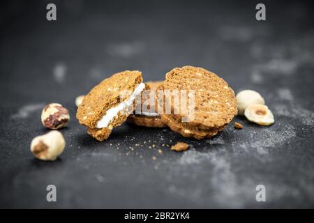 Porzione di biscotti freschi alla crema di nocciole come primo piano dettagliato (fuoco selettivo) Foto Stock