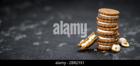 Porzione di biscotti freschi alla crema di nocciole come primo piano dettagliato (fuoco selettivo) Foto Stock