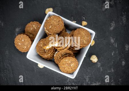 Porzione di biscotti freschi alla crema di nocciole come primo piano dettagliato (fuoco selettivo) Foto Stock