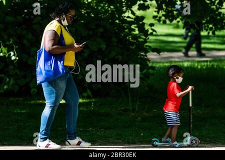 Londra, Regno Unito. 20 Maggio 2020. Godendo il sole nel parco di St James mentre il sole esce di nuovo. Il "blocco" continua per l'epidemia di Coronavirus (Covid 19) a Londra. Credit: Guy Bell/Alamy Live News Foto Stock