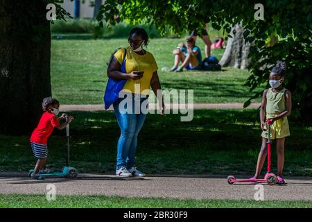 Londra, Regno Unito. 20 Maggio 2020. Godendo il sole nel parco di St James mentre il sole esce di nuovo. Il "blocco" continua per l'epidemia di Coronavirus (Covid 19) a Londra. Credit: Guy Bell/Alamy Live News Foto Stock