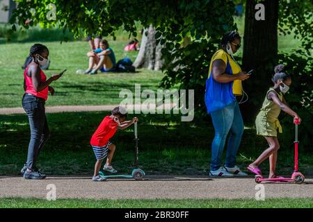 Londra, Regno Unito. 20 Maggio 2020. Godendo il sole nel parco di St James mentre il sole esce di nuovo. Il "blocco" continua per l'epidemia di Coronavirus (Covid 19) a Londra. Credit: Guy Bell/Alamy Live News Foto Stock