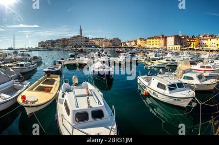 Vista mozzafiato sul porto e sulla città vecchia di Rovigno a Istria, Croazia Foto Stock