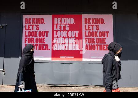 Shawlands, Glasgow, Scozia, Regno Unito. 20 maggio 2020. Due donne camminano da un 'essere gentile. Guardiamo fuori per il segno un altro in Shawlands, Glasgow, Scotland Credit: Kay Roxby/Alamy Live News Foto Stock