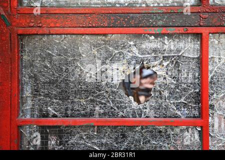 Foro in vetro temperato di sicurezza danno di vetro Foto Stock