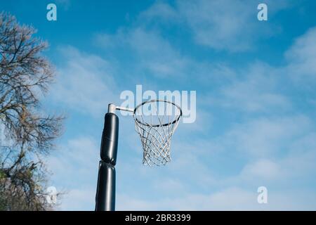 Netball gol ring e rete contro un cielo blu e le nuvole a Hagley Park, Christchurch, Nuova zelanda. Foto Stock