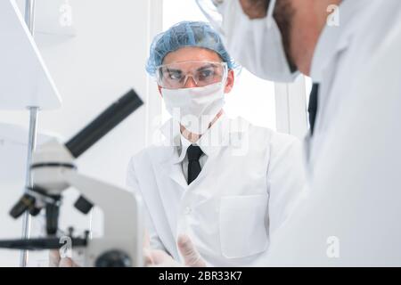 gruppo di scienziati che discute i risultati dei test. Foto Stock