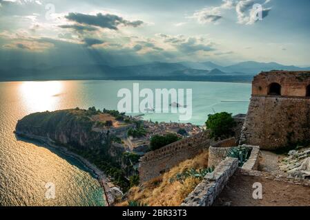 Una vista incredibile dalla cima della fortezza di Palamidi sopra la città di Nafplion in Grecia nel tardo pomeriggio Foto Stock