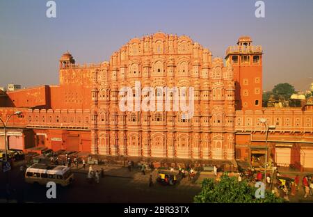 Serpenti Charmers fuori del Hawa Mahal (Palazzo dei Venti), Jaipur, Rajasthan, India Foto Stock