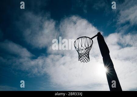 Netball gol ring e rete contro un cielo blu e le nuvole a Hagley Park, Christchurch, Nuova zelanda. Foto Stock