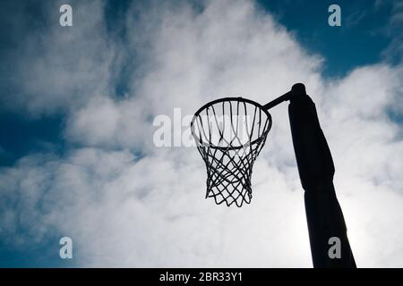 Netball gol ring e rete contro un cielo blu e le nuvole a Hagley Park, Christchurch, Nuova zelanda. Foto Stock