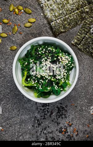 Insalata di alghe Chuk e semi di sesamo. Cucina cinese. Foto Stock