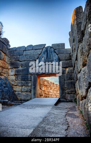 Il famoso Lions Gate, l'entrata principale della cittadella presso il sito archeologico di Micene nel Peloponneso, Grecia Foto Stock