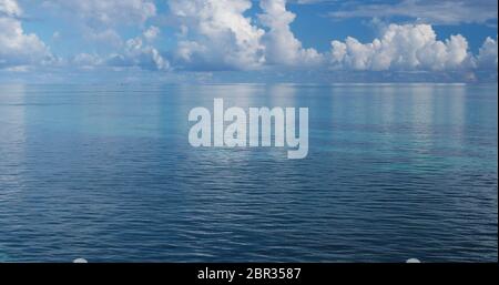 Mare e cielo blu a ishigaki del Giappone Foto Stock