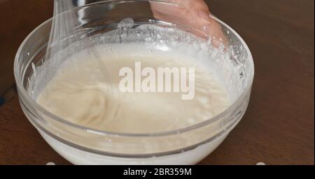 Mescolare la farina e preparare la torta Foto Stock