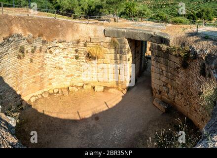 Vista della Tomba a tholos di Aegisthus presso il sito archeologico di Micene nel Peloponneso, Grecia Foto Stock