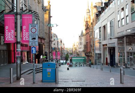 Guardando verso Buchanan Street, a Glasgow, è vuoto e deserta. Normalmente, la marmellata piena di acquirenti, la pandemia di Covid-19 e coronavirus, che infuria in Gran Bretagna, ha causato il paese in un blocco e rimanere in modalità casa per ora. Maggio 2020. ALAN WYLIE/ALAMY© Foto Stock