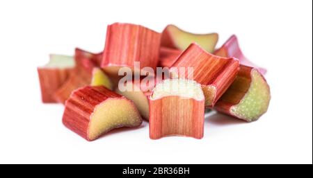 Rhubarb tagliato di fresco isolato su sfondo bianco come dettaglio primo piano Foto Stock