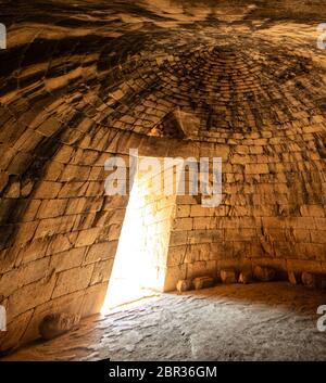 Il triangolo incoronante sopra l'ingresso del Tesoro di Atreo, una tomba di tipo alveare risalente al XIII secolo a.C. nell'antica Grecia. Foto Stock