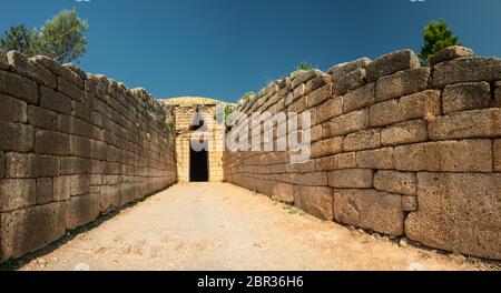 Il triangolo incoronante sopra l'ingresso del Tesoro di Atreo, una tomba di tipo alveare risalente al XIII secolo a.C. nell'antica Grecia. Foto Stock