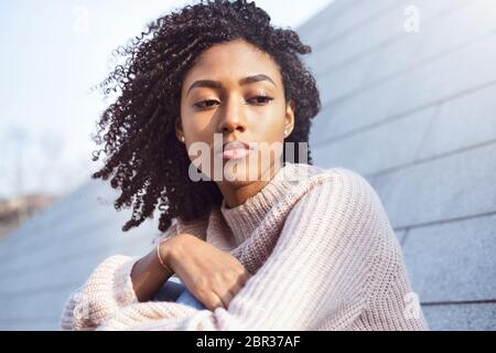 Ritratto di ragazza nera che soffre solitudine e depressione