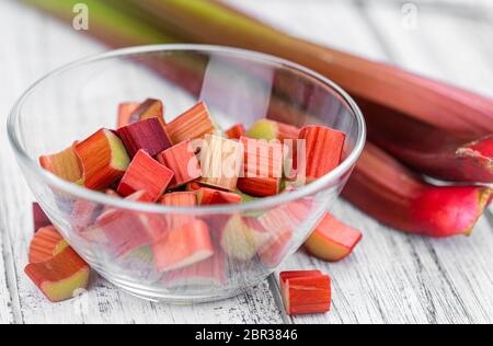 Rabarbaro tritato come primo piano dettagliato (messa a fuoco selettiva) Foto Stock