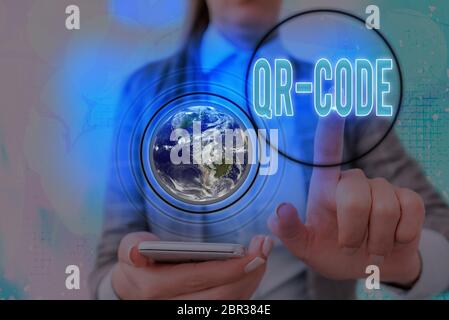 Nota di scrittura che mostra il codice QR. Concetto di business per il marchio per un tipo di codice a barre matrice ELEMENTI di codice lavorabili di questa immagine fornita Foto Stock