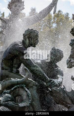 Bordeaux, Francia - 9 Settembre 2018: Esplanade des Quinconces, la fontana del monumento aux in Girondins Bordeaux. Francia Foto Stock