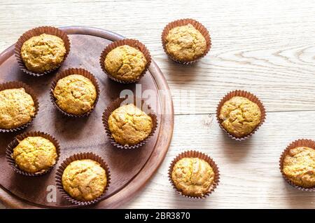 Integrale muffin di zucca con uvetta Foto Stock