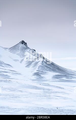 Neve coperta cresta vulcanica vicino al lago Myvatn, Islanda del Nord in inverno Foto Stock