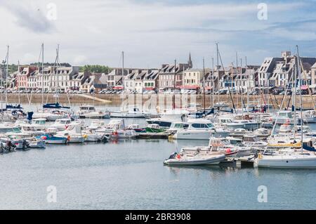 Porto di Camaret-sur-mer con le sue barche e il suo faro, in Finisterre in Bretagna, Francia Foto Stock