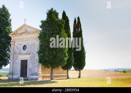 Isolata chiesa in Toscana colline, paesaggio italiano. Chiesa della Madonna di Vitaleta Foto Stock