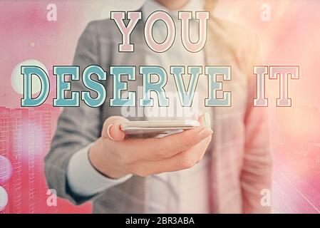 Conceptual la scrittura a mano che mostra se lo meritano. Concetto significato dovrebbe disporre di essa a causa della loro qualità o azioni Foto Stock