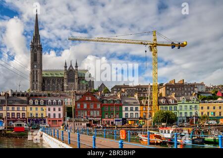 Città di Cobh in Irlanda, skyline con case tradizionali e Cattedrale di St. Colman, vista dal porto. Foto Stock