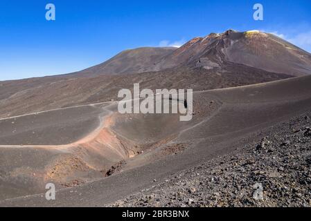 Vista sul cratere dell'Etna creato dall'eruzione del 2002 con i principali crateri sullo sfondo, Sicilia, Italia Foto Stock