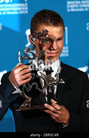 VENEZIA, ITALIA - SETTEMBRE 06: Romain Paul si pone con il premio Marcello Mastroianni per il miglior giovane attore che ha ricevuto per 'le dernier Coup de marteau' Foto Stock