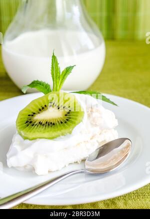 Pavlova meringa con fette di kiwi Foto Stock