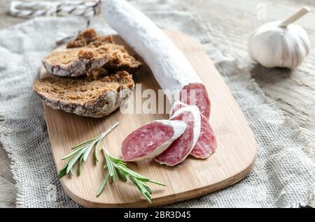 Fette di salame spagnolo sul sacco Foto Stock