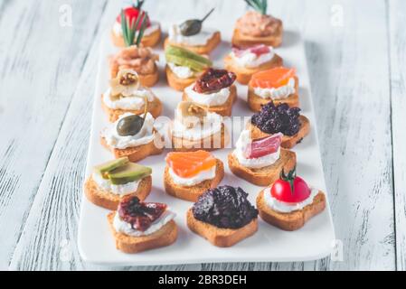 Crostini con diversi condimenti Foto Stock