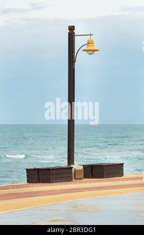 lampada di strada sulla costa mediterranea di Haifa Foto Stock