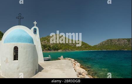 Tipica Cappella greca a Ypanema al lago Heraion (Vouliagmeni) in Grecia Foto Stock